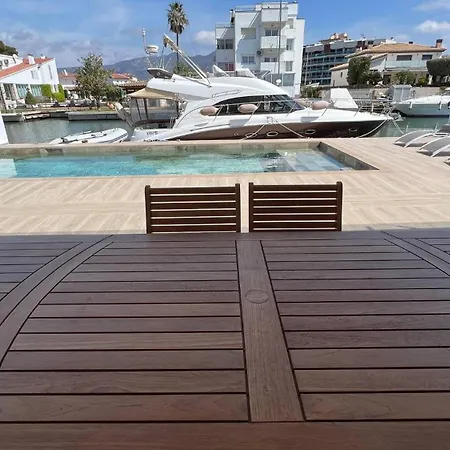 Vakantiehuis Moderna Con Piscina Y Vistas Al Canal En Av-44 Roses