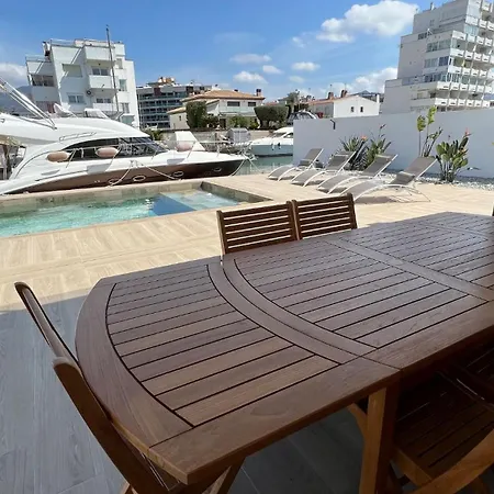 Moderna Con Piscina Y Vistas Al Canal En Av-44