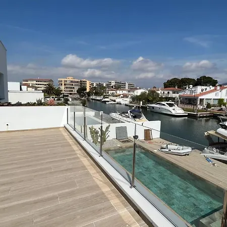 Moderna Con Piscina Y Vistas Al Canal En Av-44 Vakantiehuis