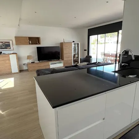 Vakantiehuis Moderna Con Piscina Y Vistas Al Canal En Av-44